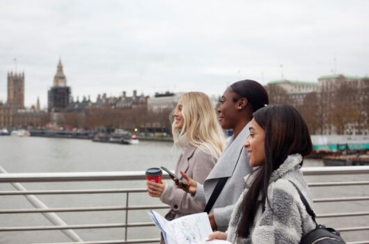 young-adults-traveling-london-fastxvision-min young-adults-traveling-london-fastxvision-min